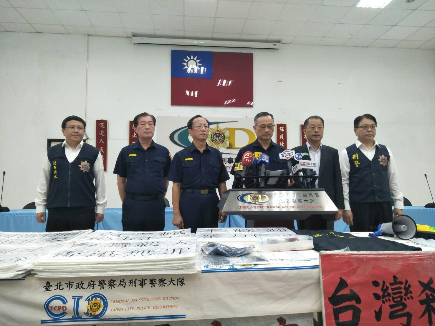 警政署長陳家欽(右3)與台北市警局長陳嘉昌(左3),偕同刑事局長黃明昭(右2)及北市刑大大隊長陳明君(左1)等人召開破案記者會。(警方提供)
