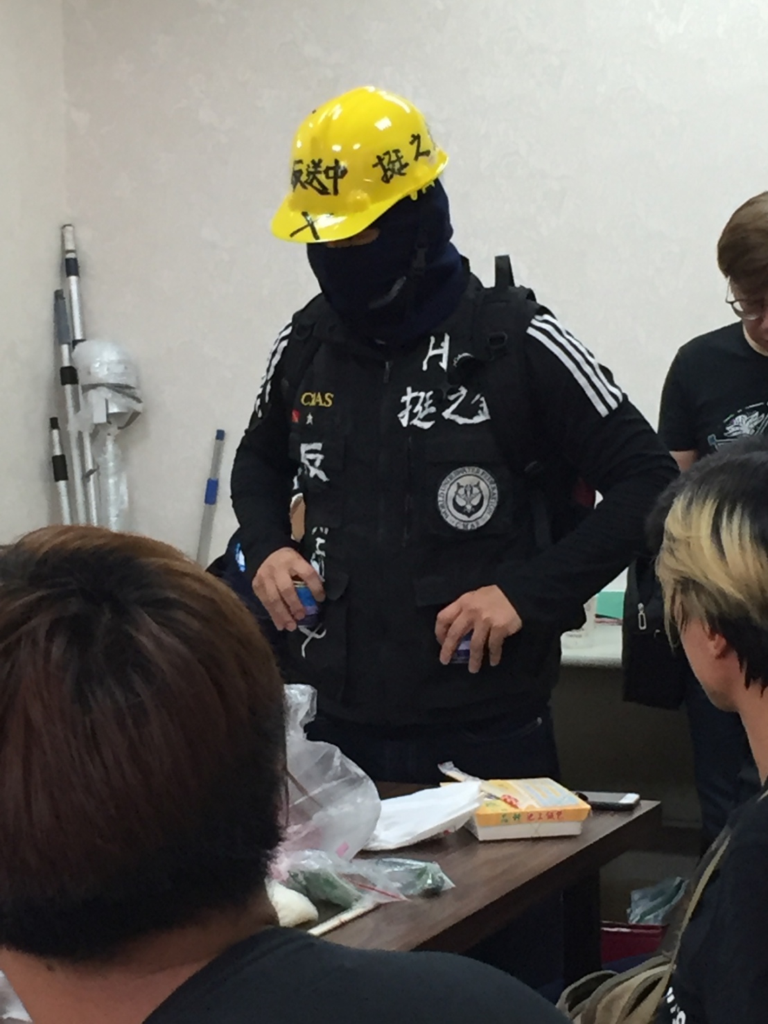 陳嫌等人事前還變裝演練。(翻攝畫面)