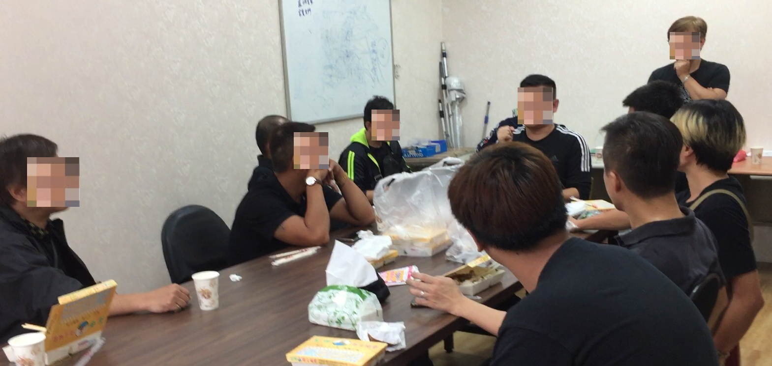 陳嫌等人在行動前開會畫面。(翻攝畫面)