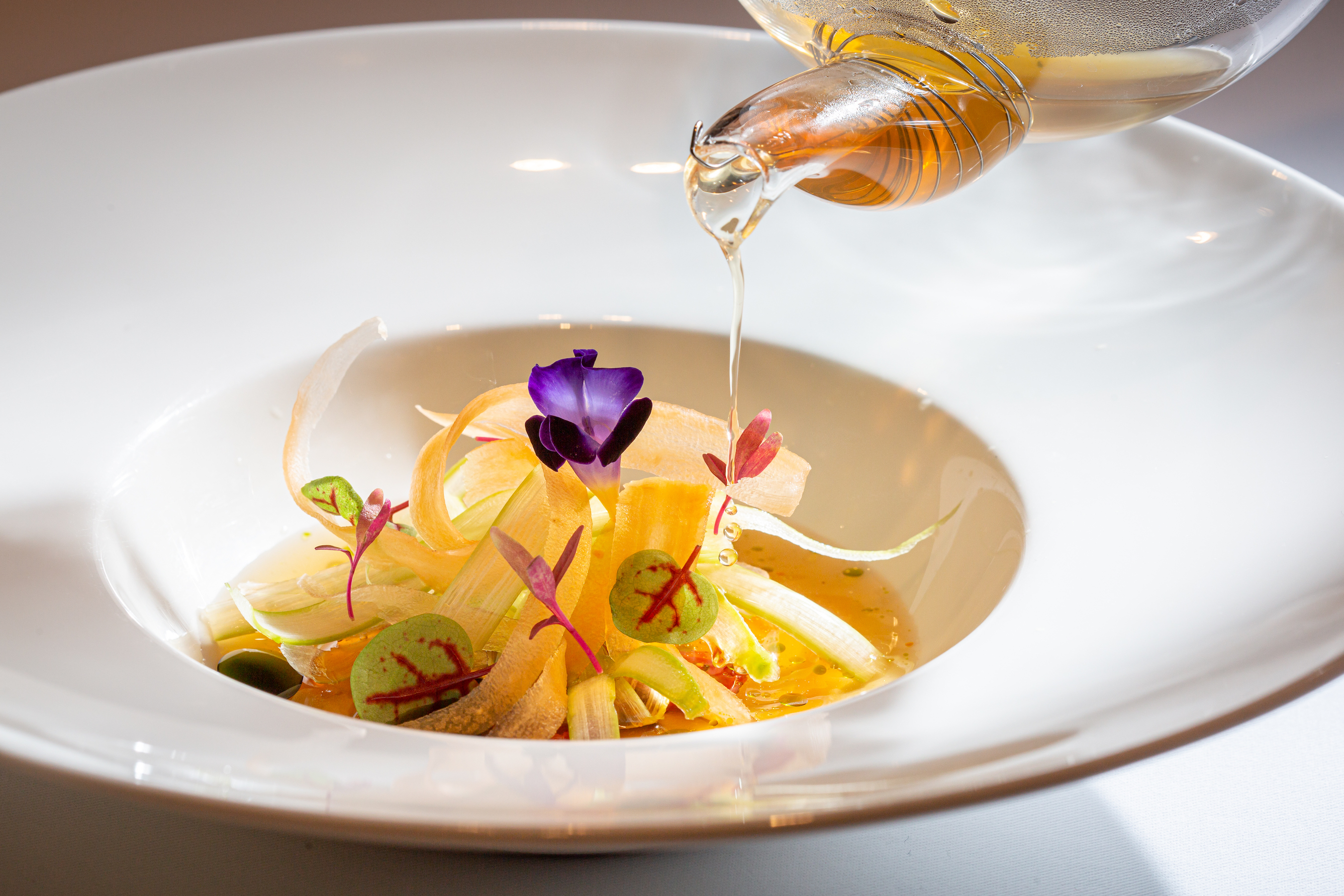 馬可波羅義大利餐廳主廚Fabio Strammiello，以法式澄清高湯手法製作傳統義式番茄湯。