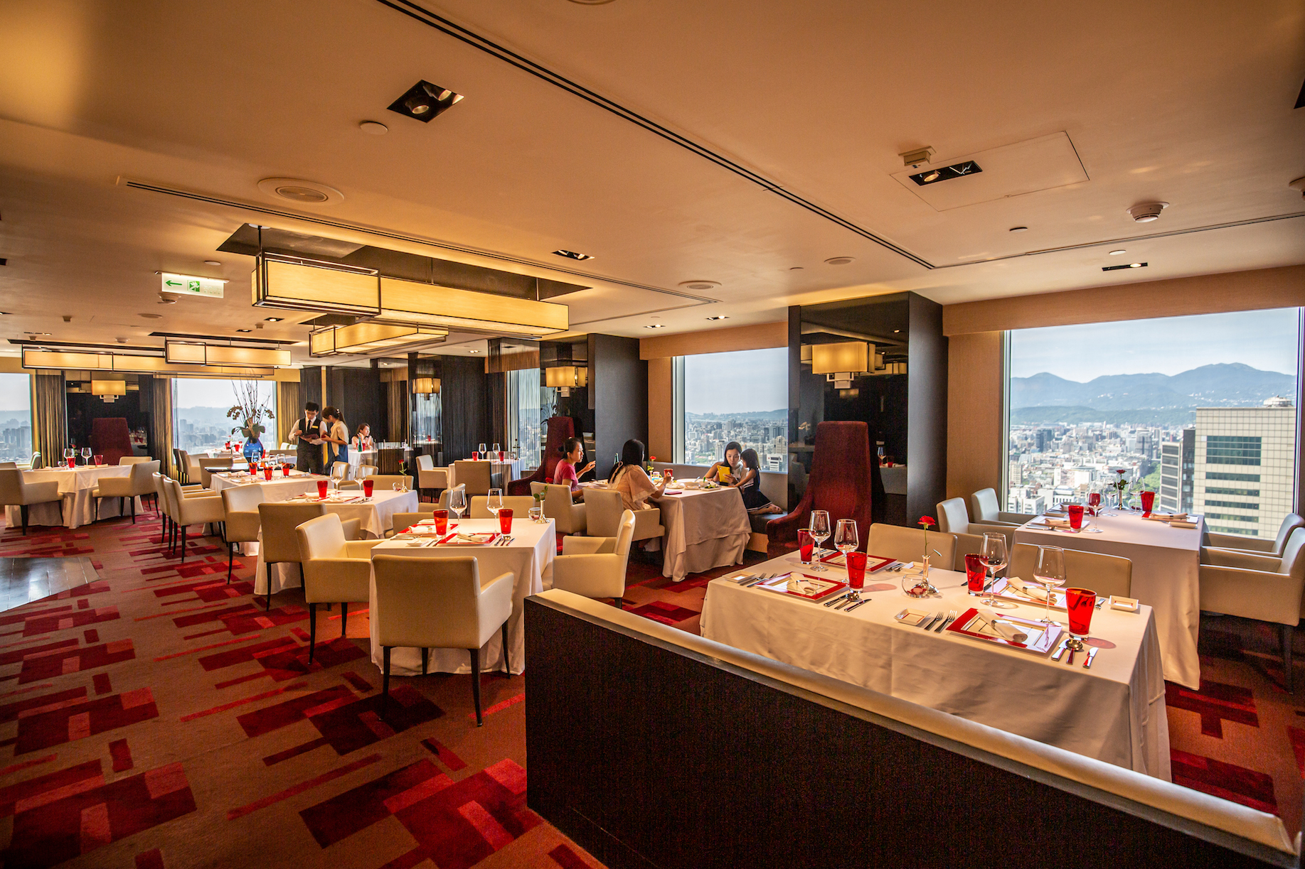 位於38樓的馬可波羅義大利餐廳，擁有高樓環景視野和摩登用餐氛圍。
