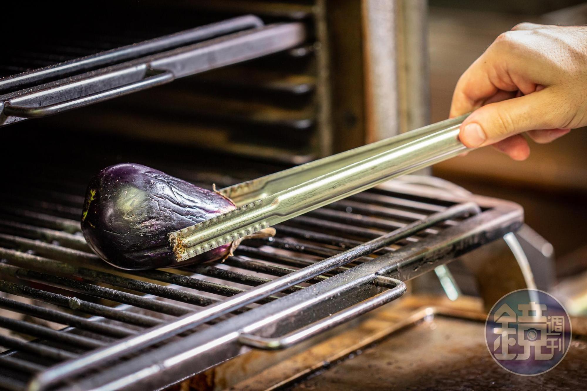 將茄子推進Josper，馬上就灼上煙燻風味。