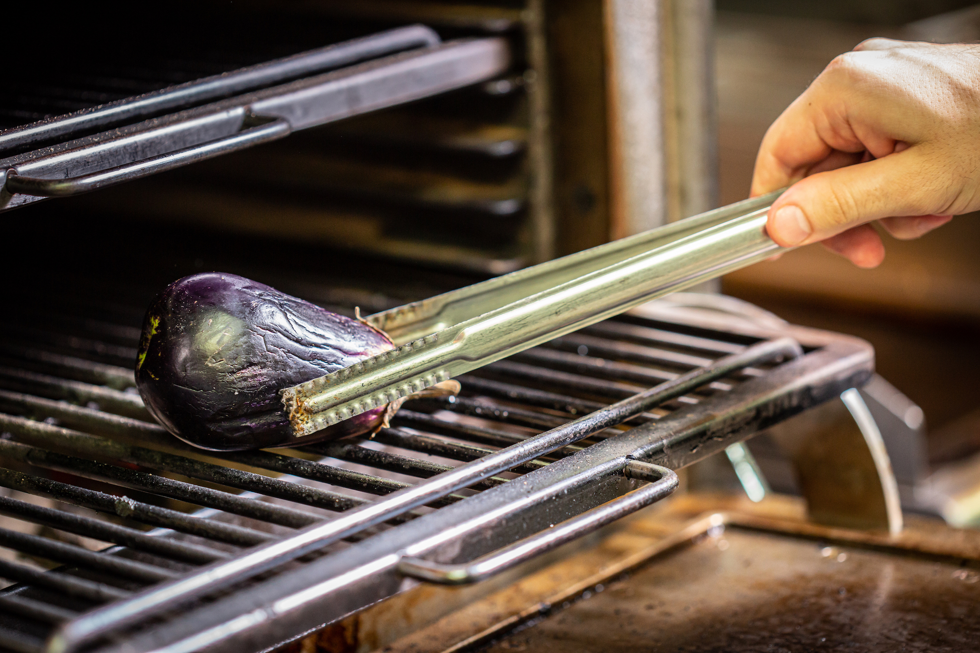 將茄子推進Josper，馬上就灼上煙燻風味。