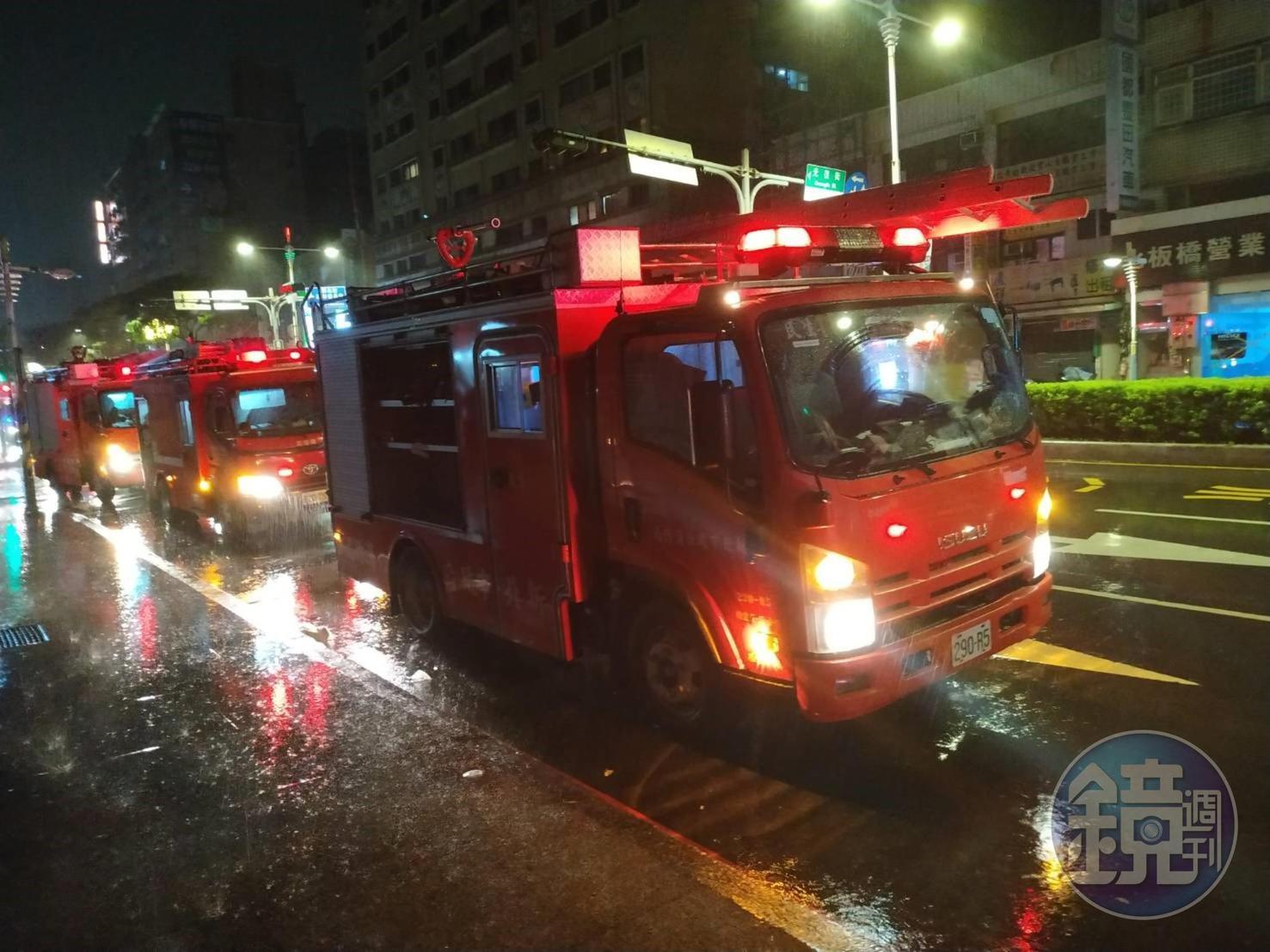 颱風夜裡,警消人員收到火警訊息,仍第一時間趕到現場。