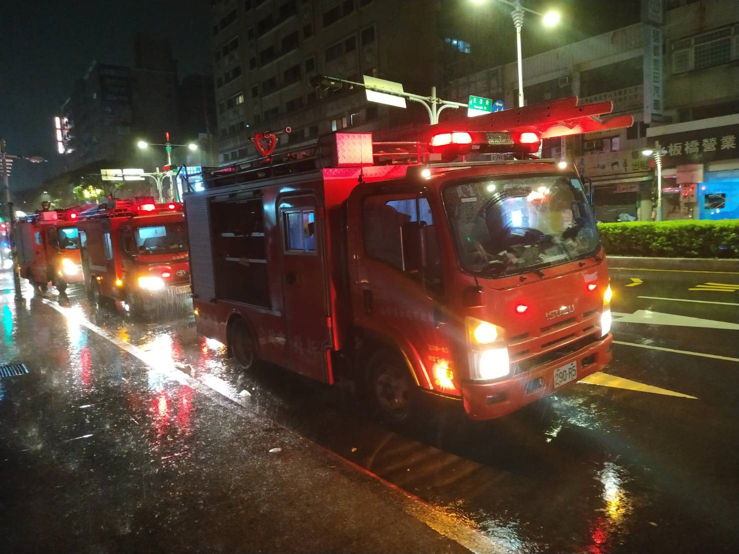 颱風夜裡，警消人員收到火警訊息，仍第一時間趕到現場。