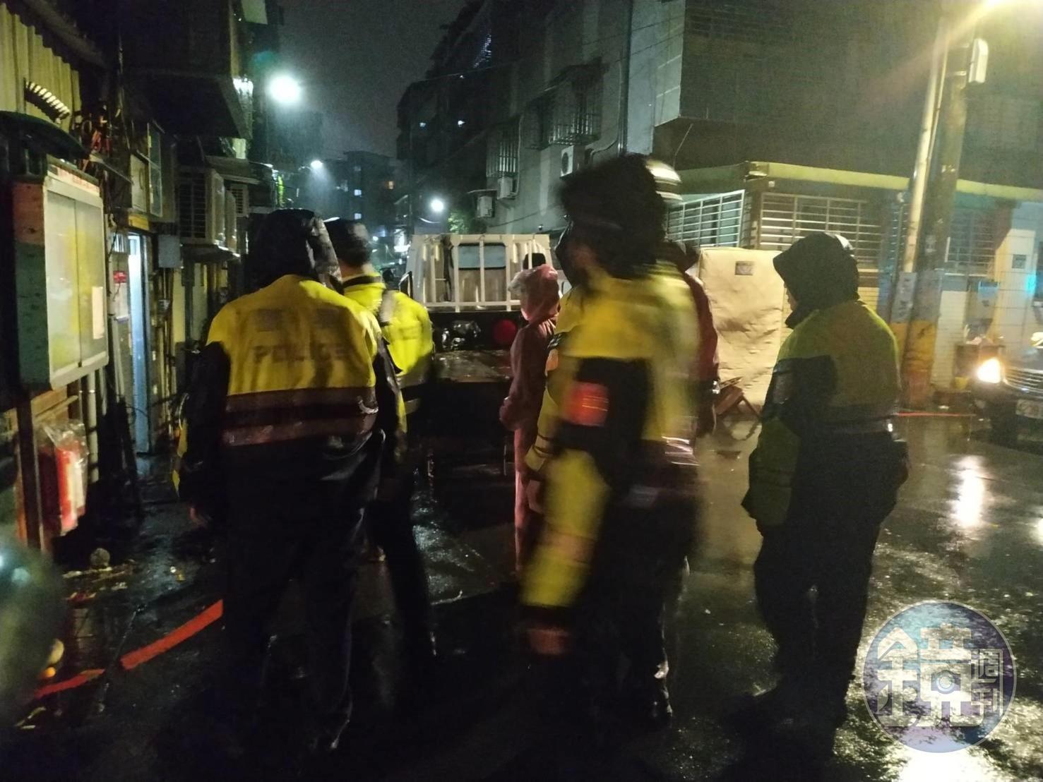 數百公斤的水泥墩樹木被風吹倒,埔墘派出所員警在狂風驟雨中,仍指揮工程車排除障礙。