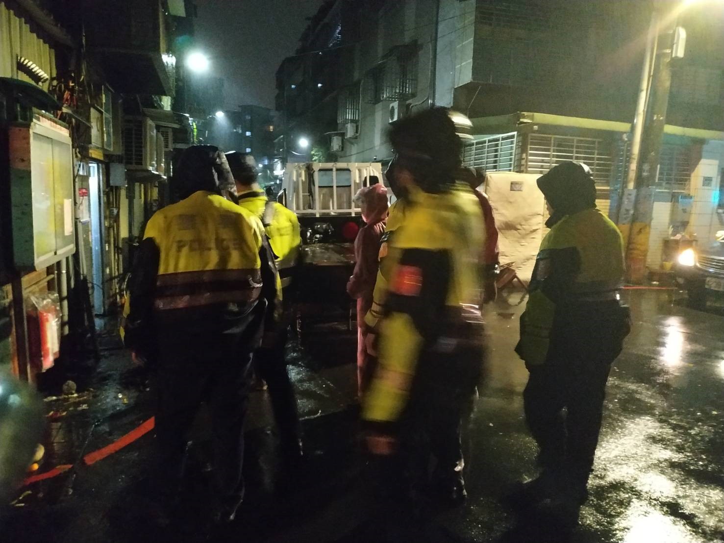 數百公斤的水泥墩樹木被風吹倒，埔墘派出所員警在狂風驟雨中，仍指揮工程車排除障礙。