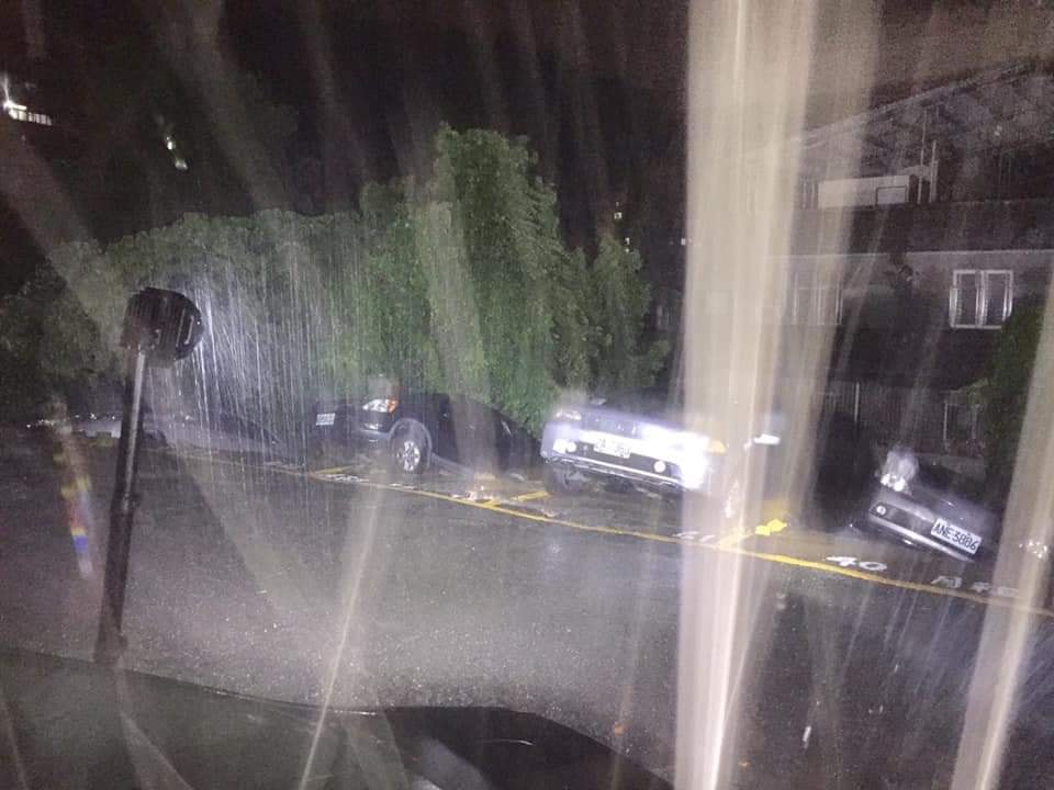 9輛小客車墜入坍塌的邊坡，場面驚悚。（翻攝台北之北投幫臉書）