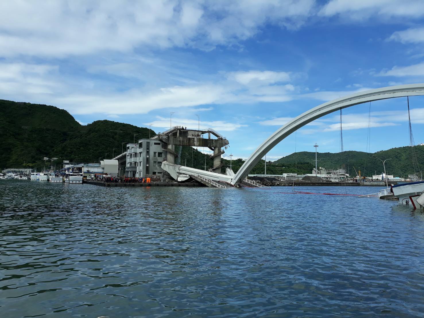 南方澳跨海大橋傳出倒塌。（讀者提供）