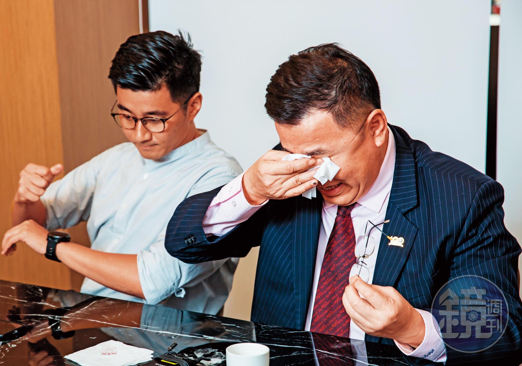 林齊國(右)是寮國難民,回憶和妻子攜手打拚忍不住掉淚。