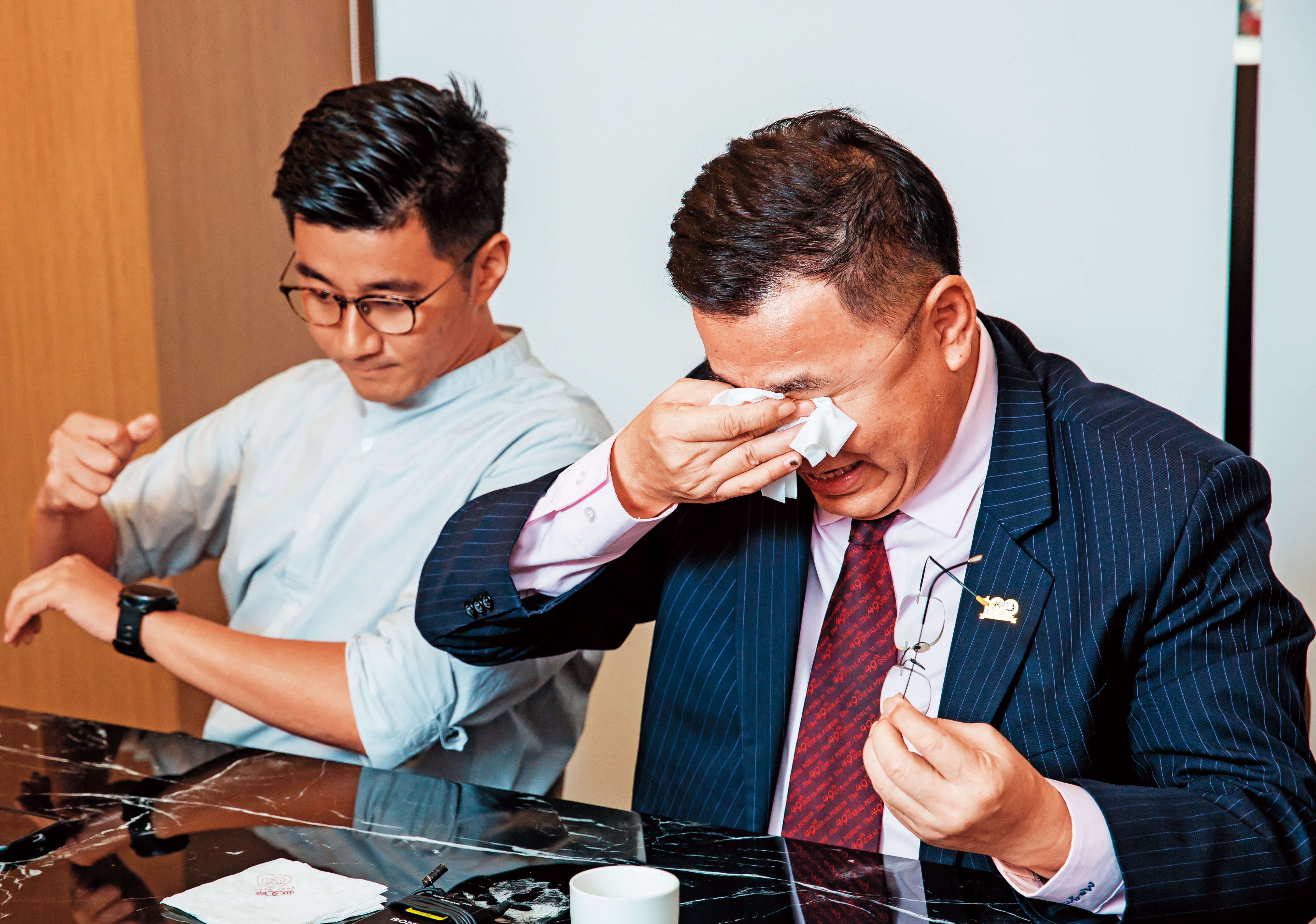 林齊國（右）是寮國難民，回憶和妻子攜手打拚忍不住掉淚。