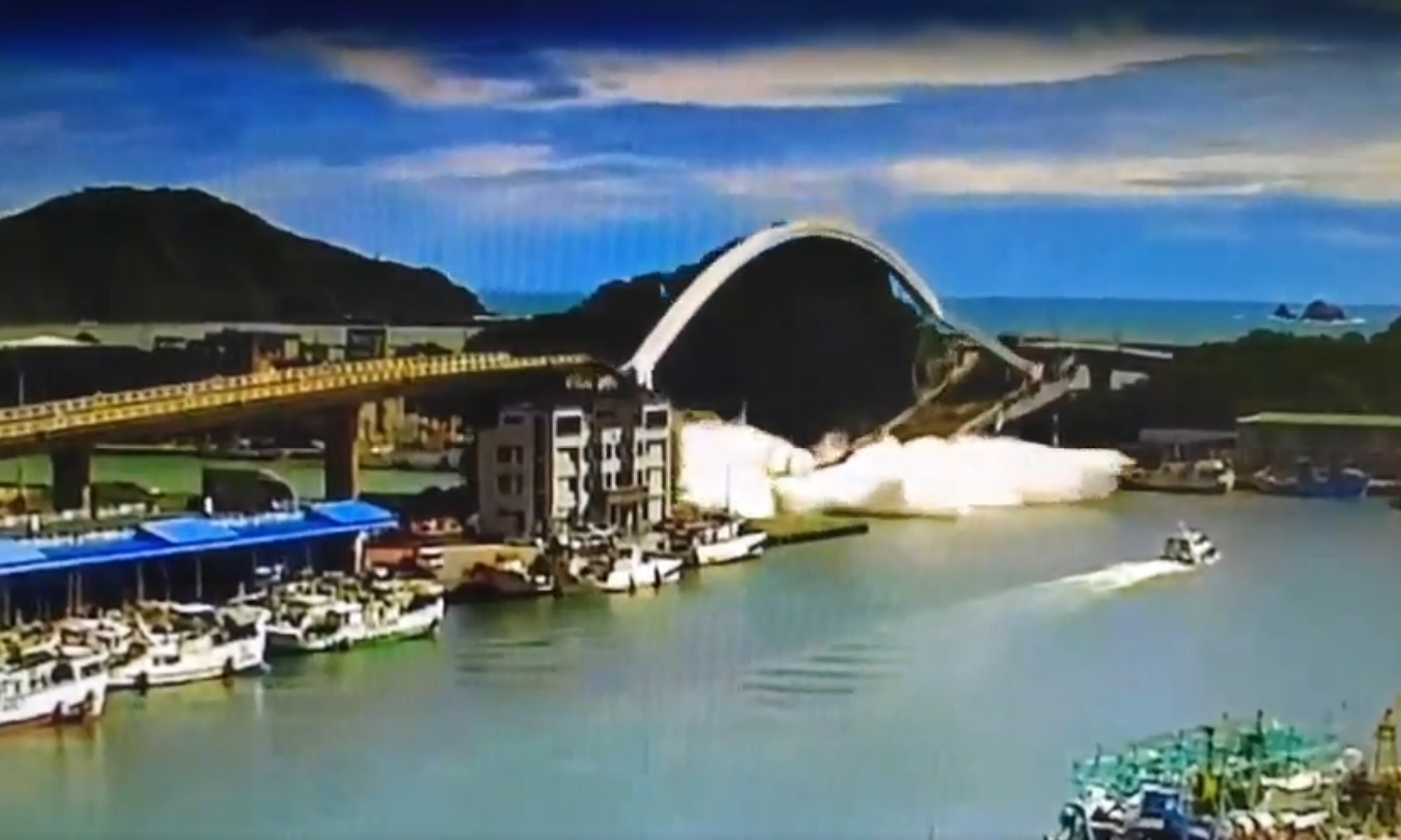 南方澳橋塌跨海大橋坍塌瞬間影像曝光。（翻攝畫面）