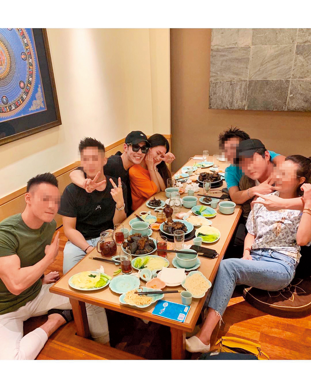 中秋節當天，陳語安（左四）及一群友人聚會時被周予天（左三）親密勾脖貼胸。（翻攝自chao_charlie IG）