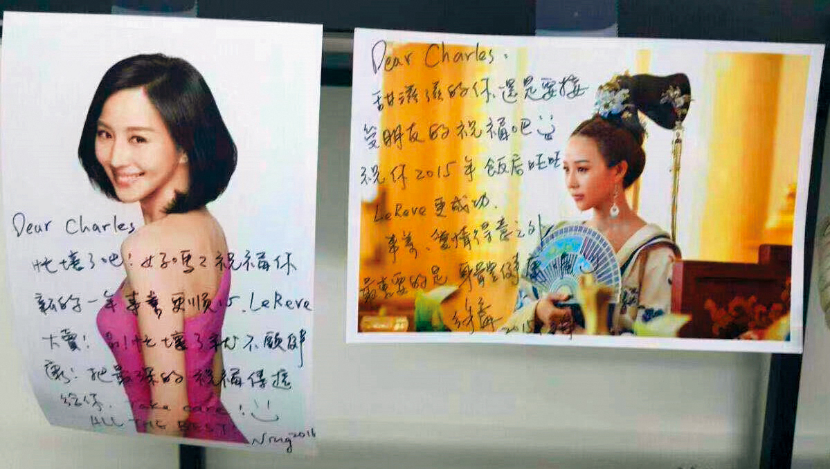 從張鈞甯親手寫的字句，看得出來她很會撩帝寶男，而且必以Dear Charles開頭。（讀者提供）