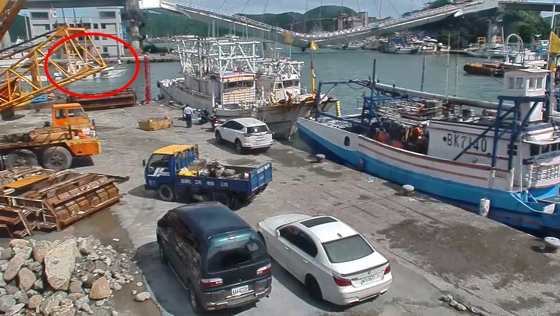 南方澳橋塌瞬間，有一艘漁船（紅圈處）正巧經過，驚險萬分。（翻攝畫面）