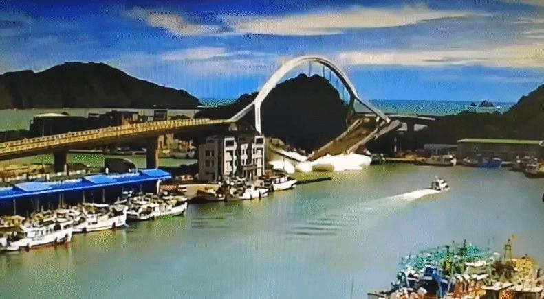 宜蘭蘇澳今日上午「南方澳大橋」突然發生坍塌，目前傳出至少20多人受傷。（讀者提供）