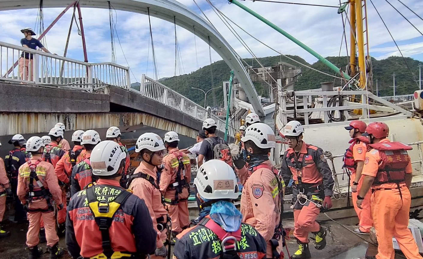 蘇澳南方澳大橋今早突然崩塌斷裂。（讀者提供）