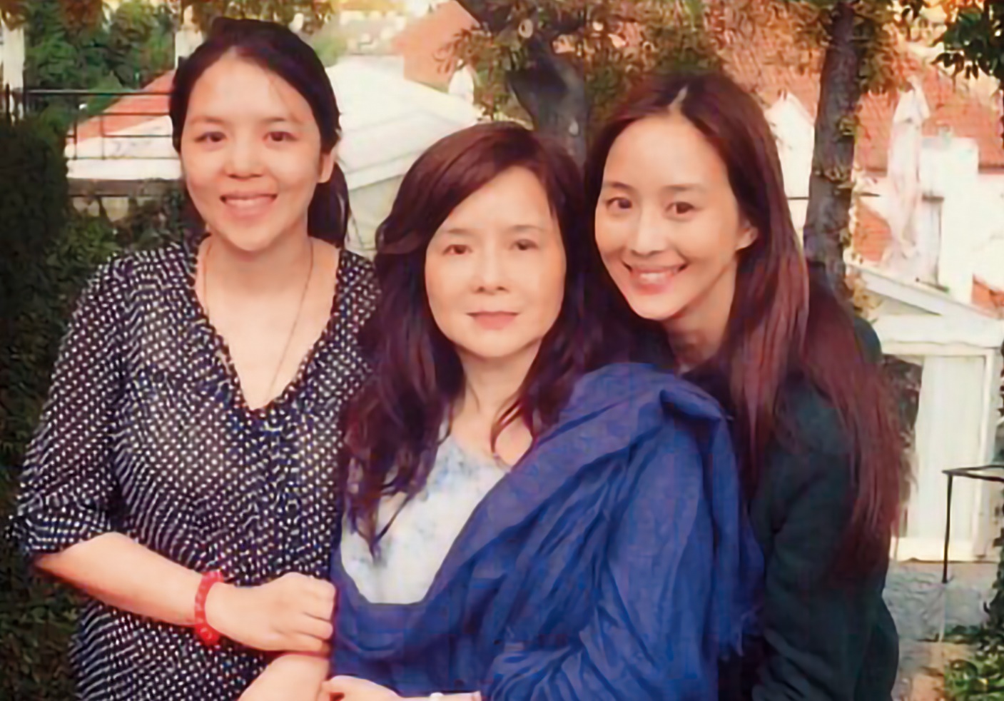 張鈞甯還有一個姊姊，留過洋，爸爸缺席則是因為外遇。（翻攝自張鈞甯微博）