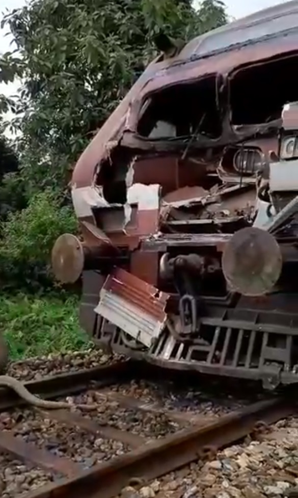 大象被火車撞到遍體麟傷，火車頭也被撞到正面全凹。（翻攝自推特「Parveen Kaswan, IFS」）