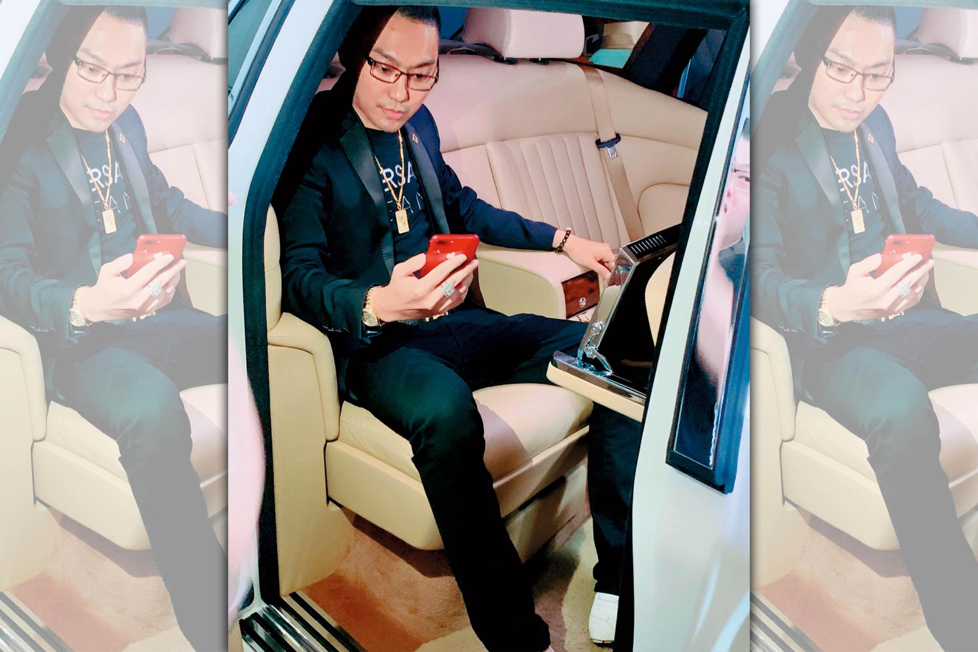 連千毅因從事地下放款大發財,後又看中直播商機,積極投入後成為網紅,勞斯萊斯座駕、純金項鍊、鑽錶、鑽戒是他的招牌行頭。(翻攝自連千毅IG)