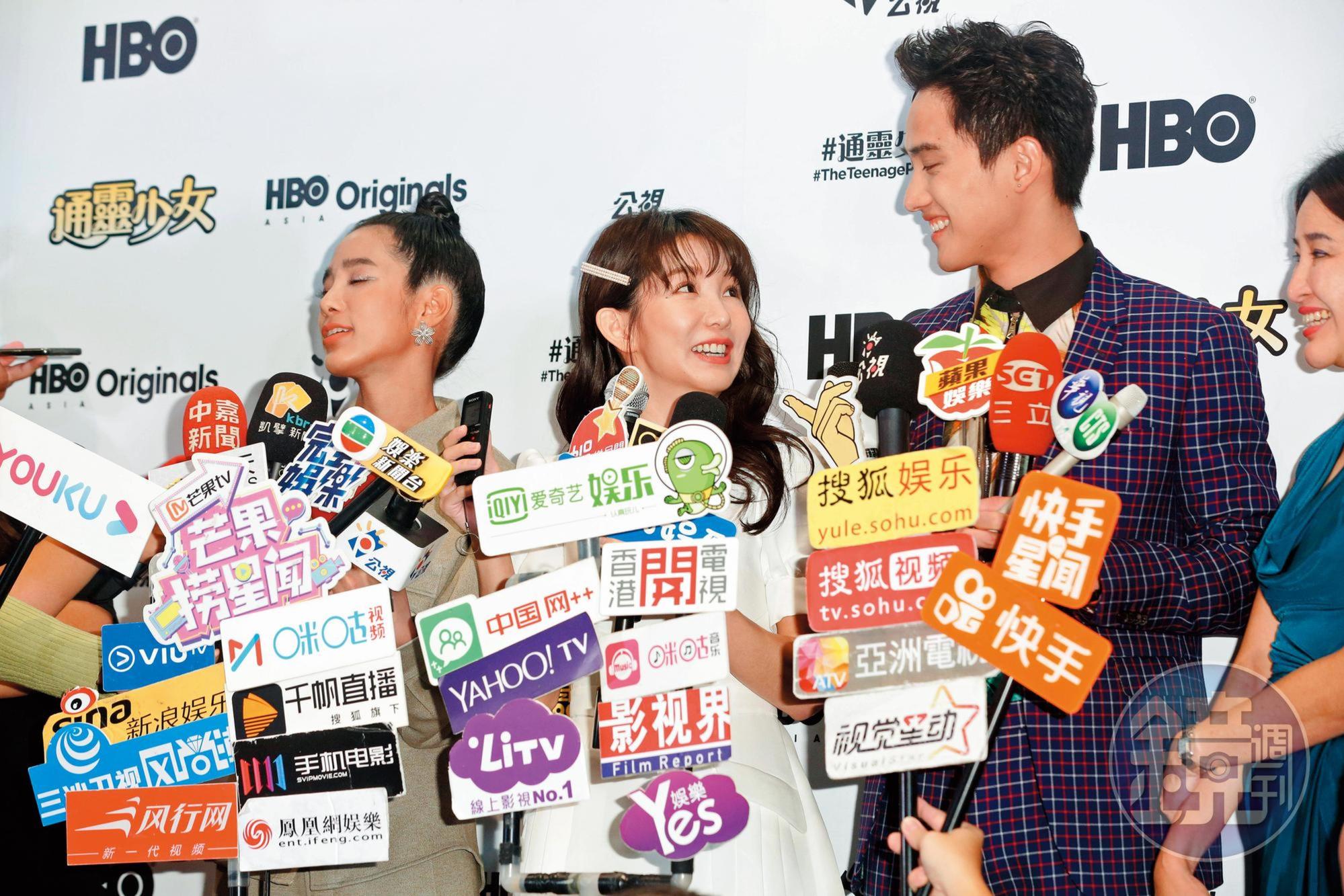 温貞菱跟瑤瑤、范少勳站在一起的時候,看似之間有結界,漫不在乎也很心不在焉。