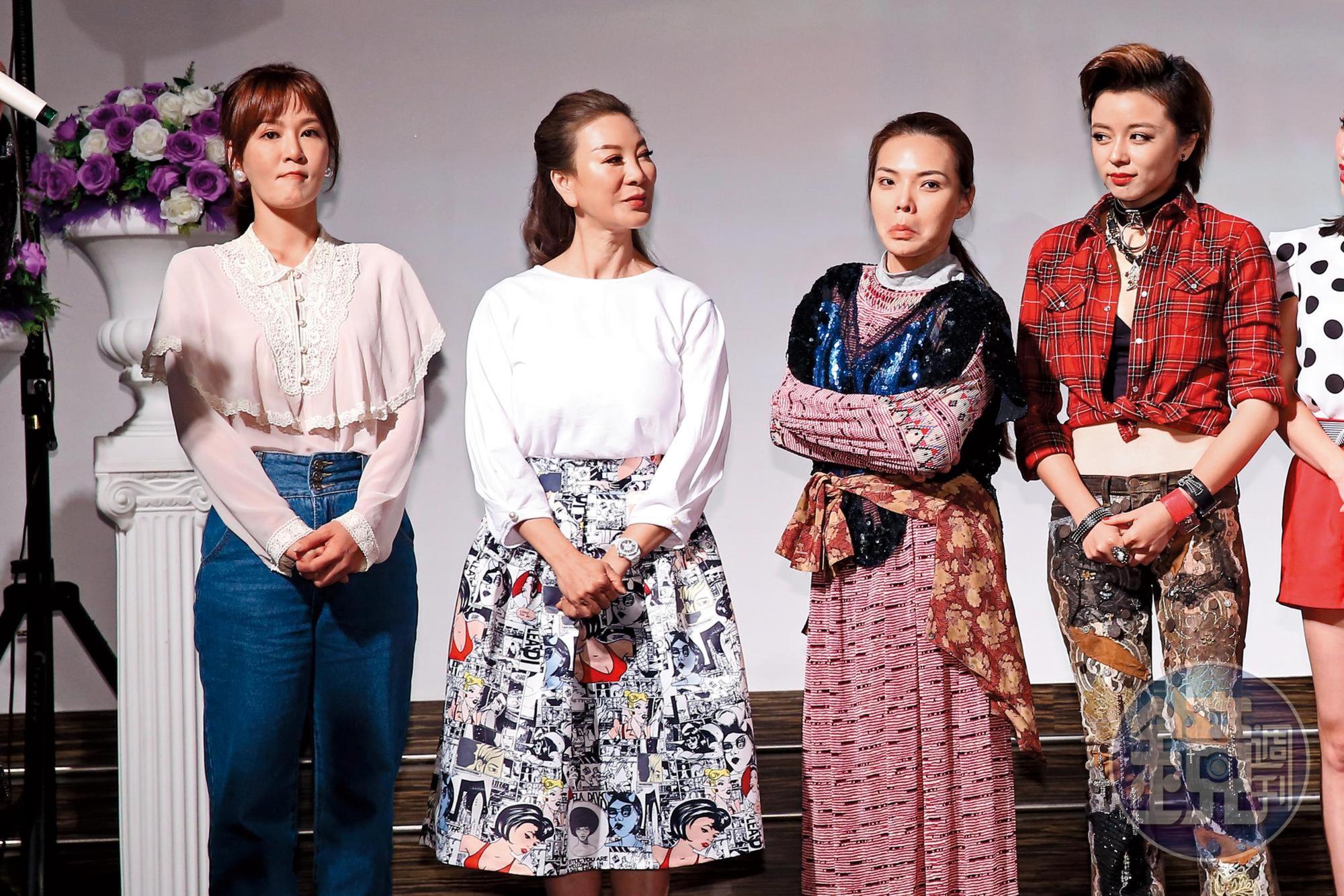邱琦雯（左一）跟王瞳（右一）中間隔了楊繡惠（左二）與小甜甜（右二），小甜甜的表情非常耐人尋味。