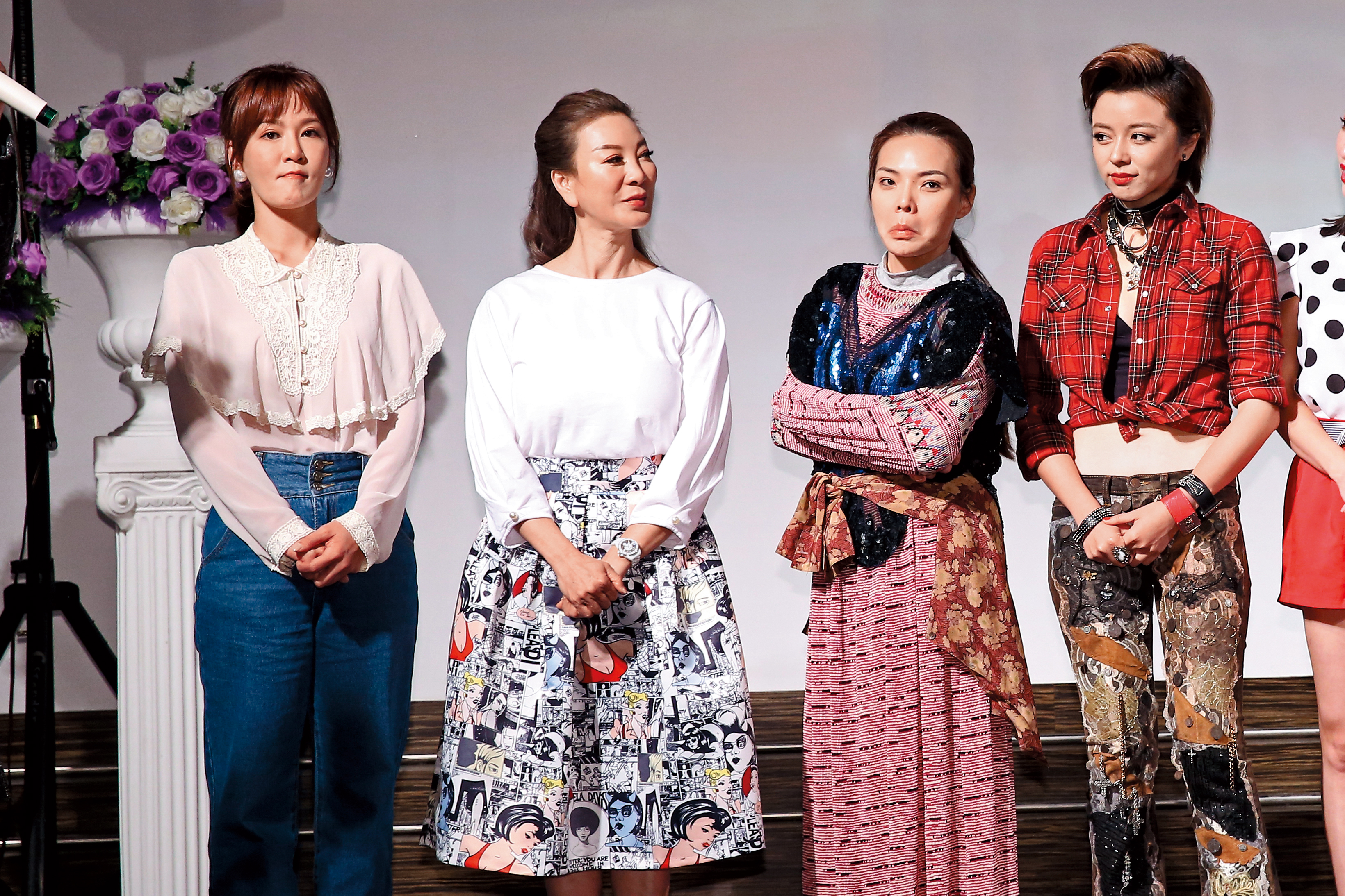 邱琦雯（左一）跟王瞳（右一）中間隔了楊繡惠（左二）與小甜甜（右二），小甜甜的表情非常耐人尋味。