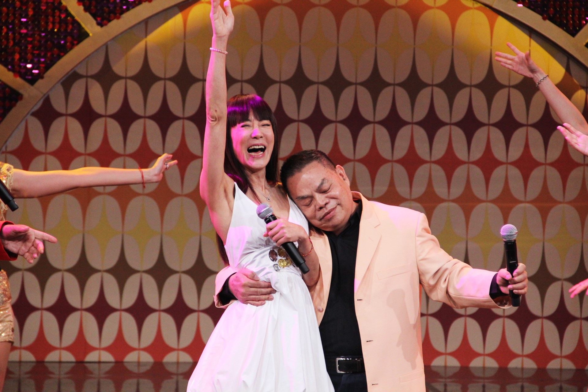 蔡頭（右）臉貼好友羅霈穎豪乳。（年代提供）