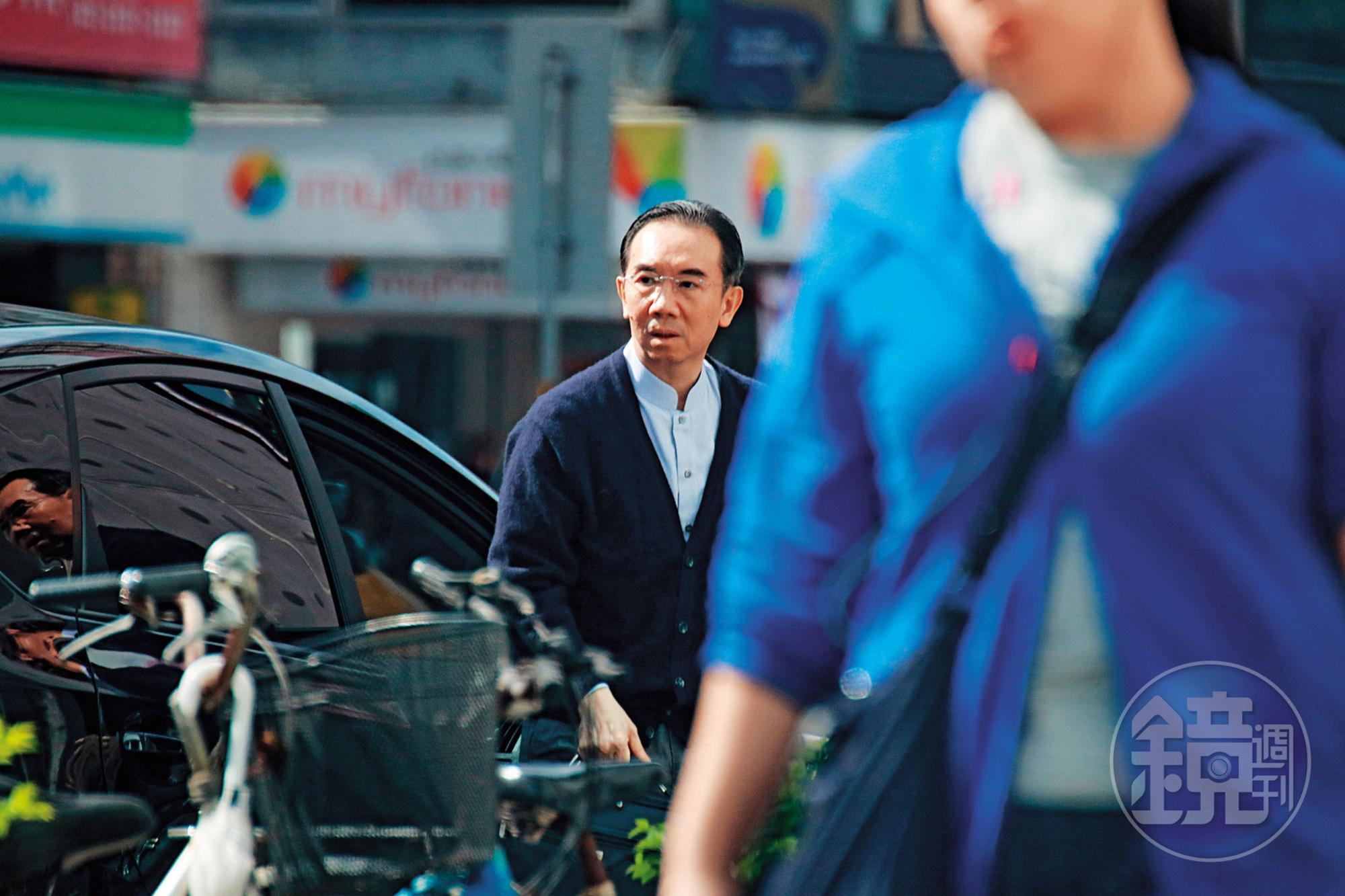 張榮發三子張國政曾是集團副總裁,他不認同將集團交由專業經理人主導的政策,正與大哥張國華與老臣柯麗卿等人對抗。
