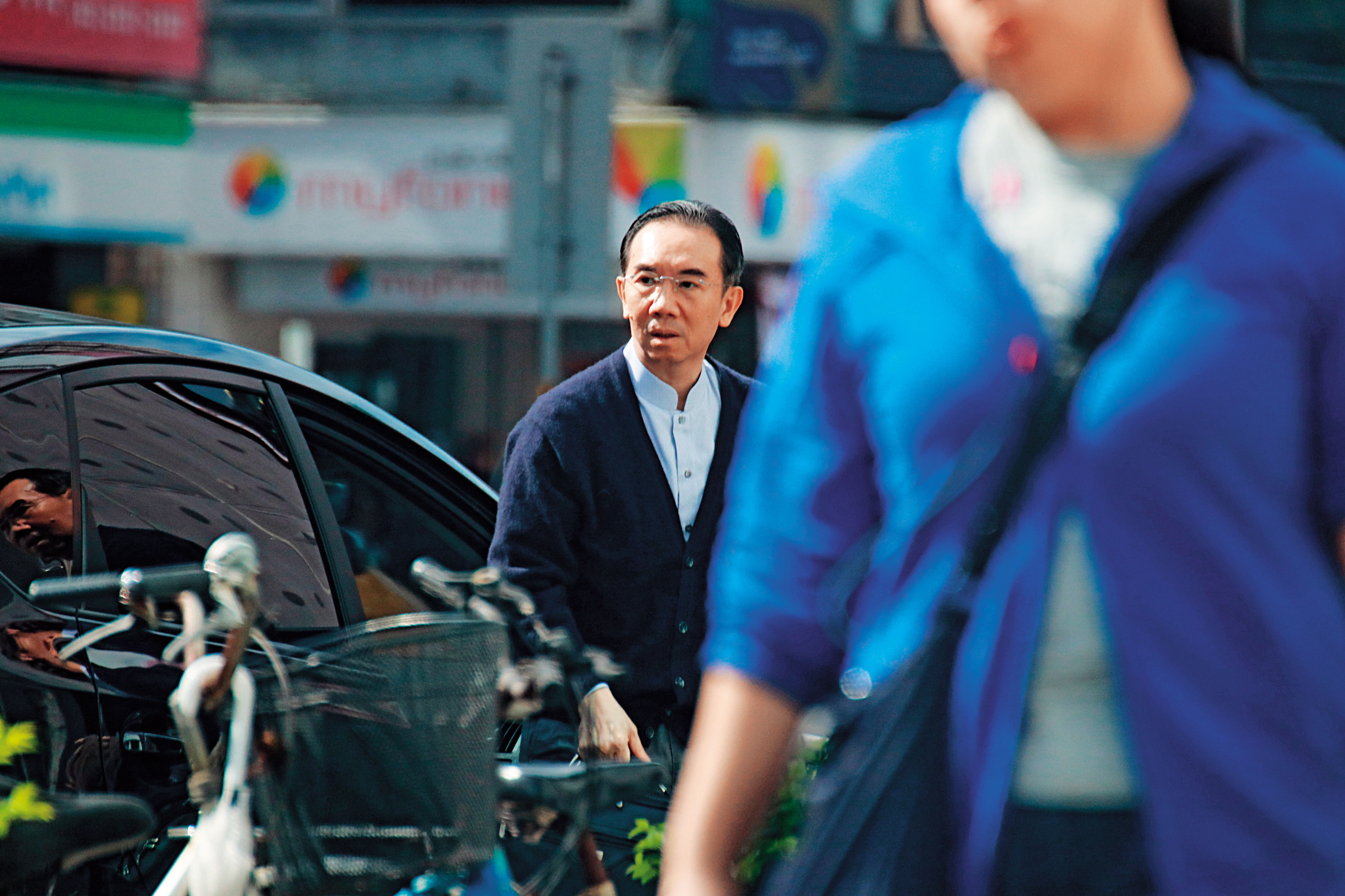 張榮發三子張國政曾是集團副總裁，他不認同將集團交由專業經理人主導的政策，正與大哥張國華與老臣柯麗卿等人對抗。