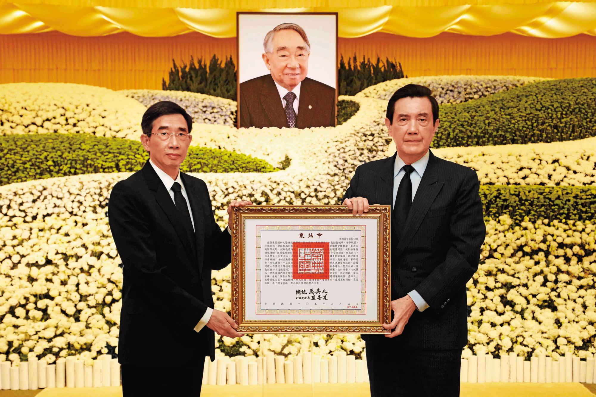 2016年在張榮發告別式上,大房長子張國華(左)由馬英九(右)手中接下總統褒揚令,希望依父親遺願,由專業經理人管理長榮集團。(長榮提供)