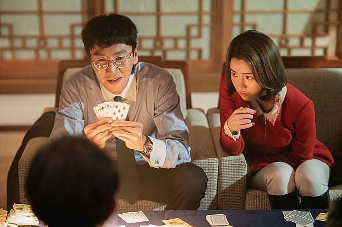 李光洙（左）與林智妍在《老千：獨眼傑克》當假情侶「真行騙」。（翻攝自Naver）