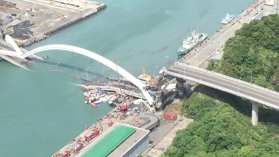 宜蘭南方澳大橋斷裂空拍照。（翻攝畫面）