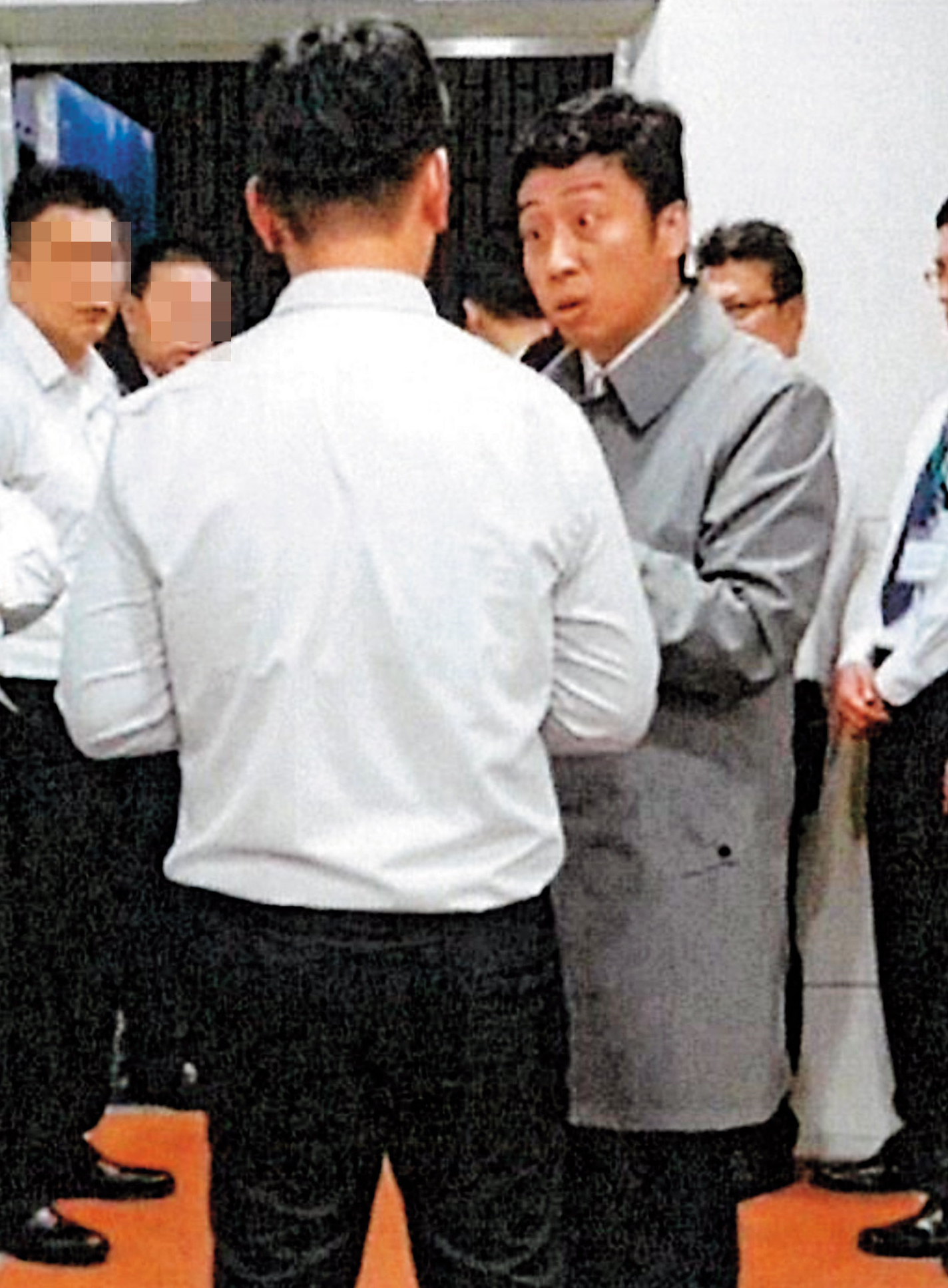 老三張國政的連襟謝國獻曾因恐嚇討債遭判有罪,去年想強闖張榮發基金會董事會,遭長榮保全員攔阻。(讀者提供)