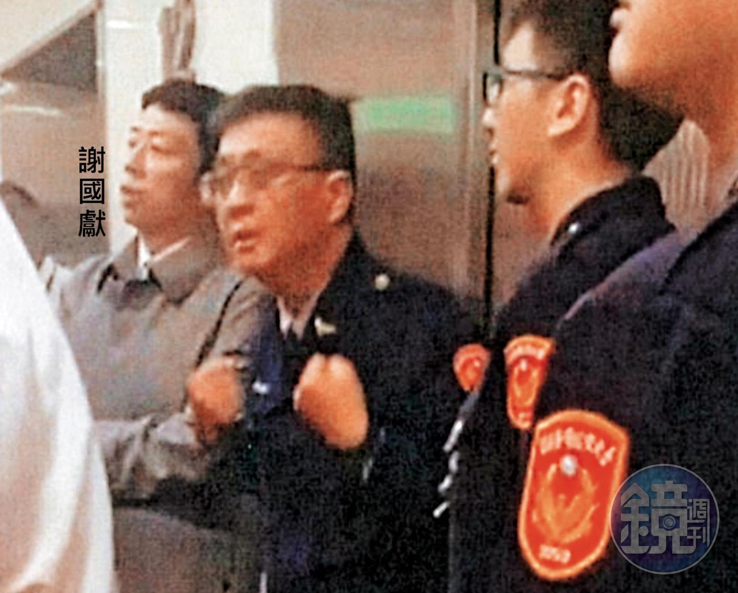 爆肢體衝突後，警方到場處理，張國政連襟謝國獻就站在一旁。（讀者提供）