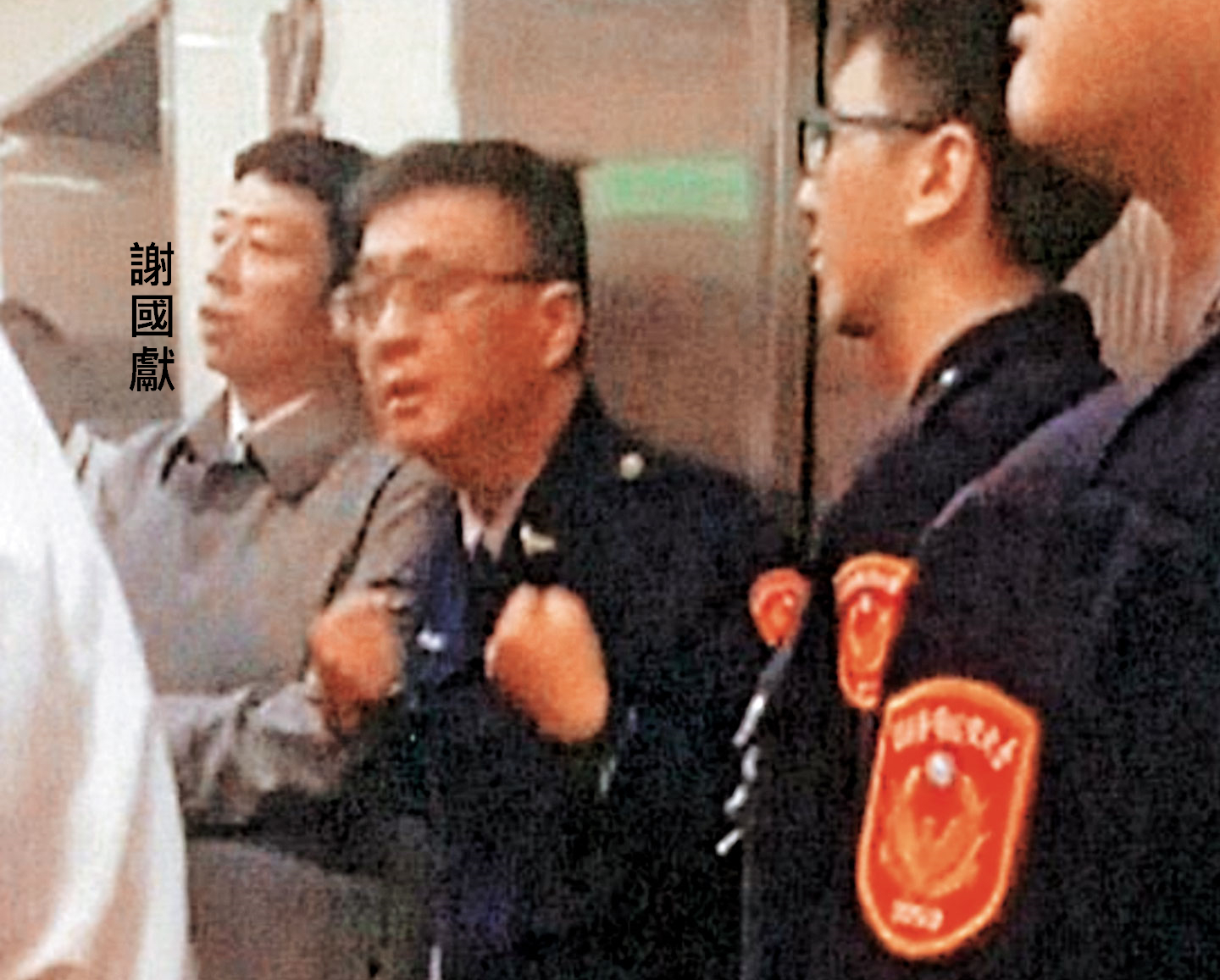 爆肢體衝突後，警方到場處理，張國政連襟謝國獻就站在一旁。（讀者提供）