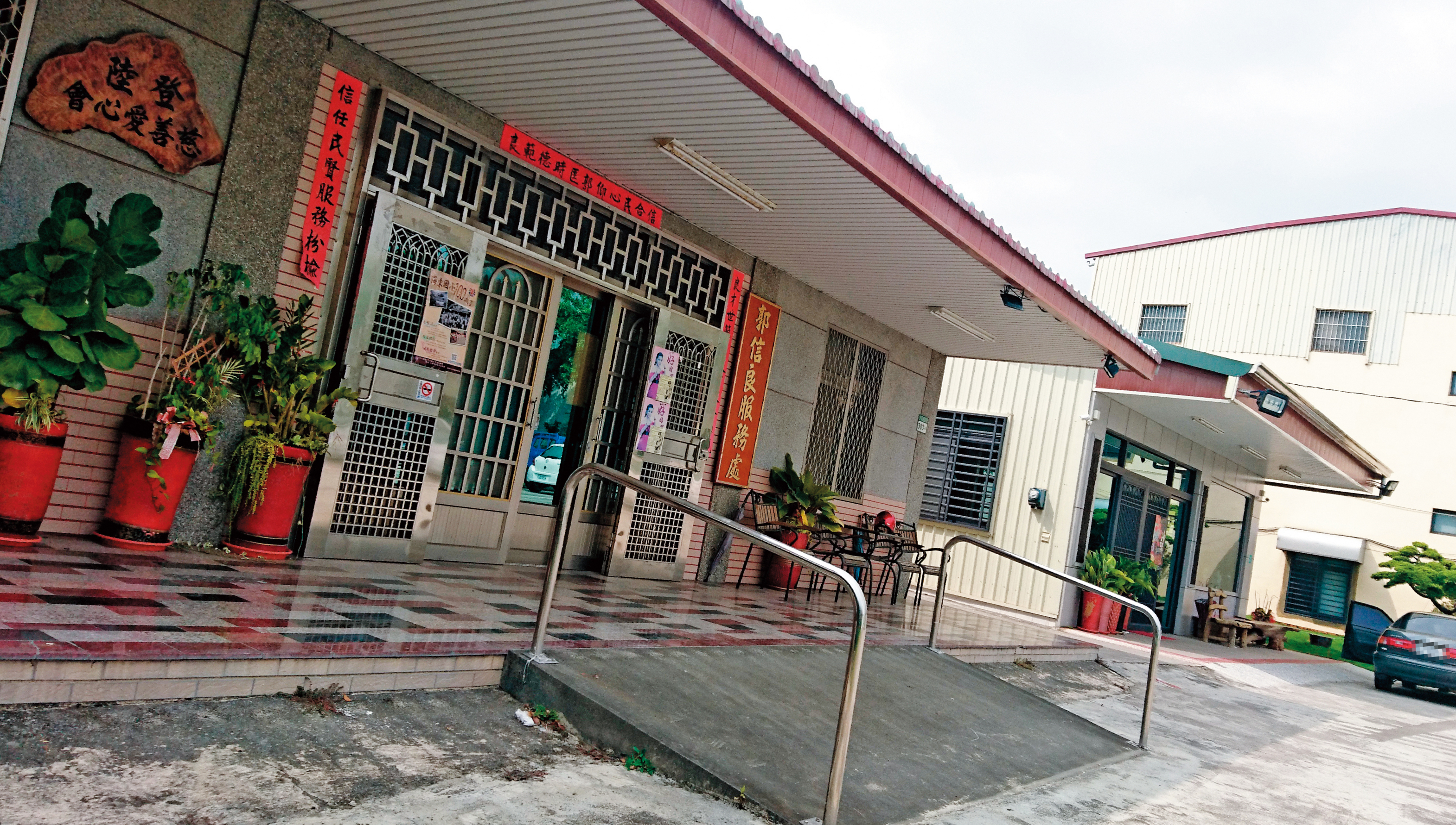 黃龍生大剌剌地在議長服務處（圖）提供非法工廠業者登記服務。