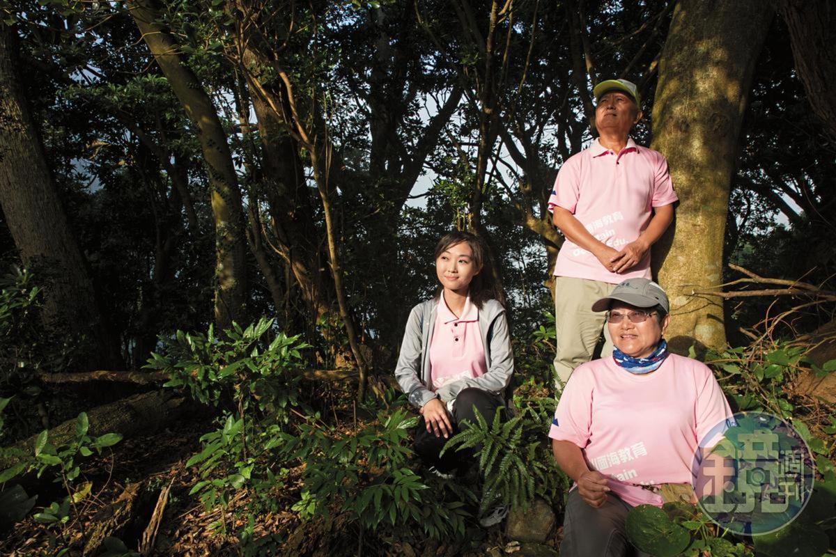 負責籌畫活動的博崴媽媽（右）說，「面山面海教育論壇」是一個關注於環境、技能知識、身心靈啟發與救難機制的全方位發展。