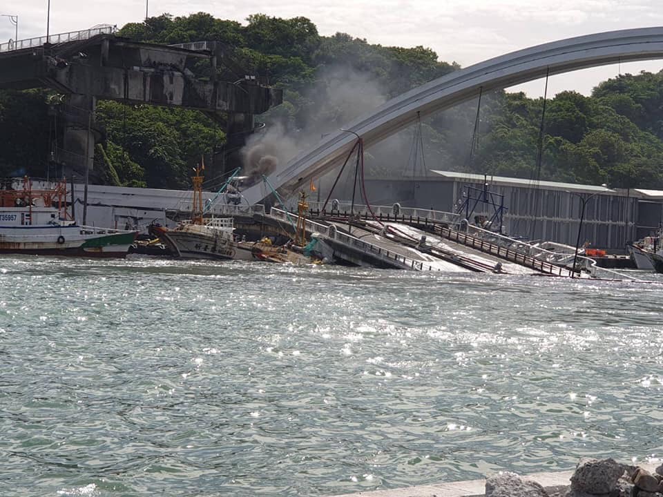 南方澳跨港大橋斷橋事件，失蹤6人中已尋獲2具遺體，其餘4名仍在尋找中。（翻攝畫面）