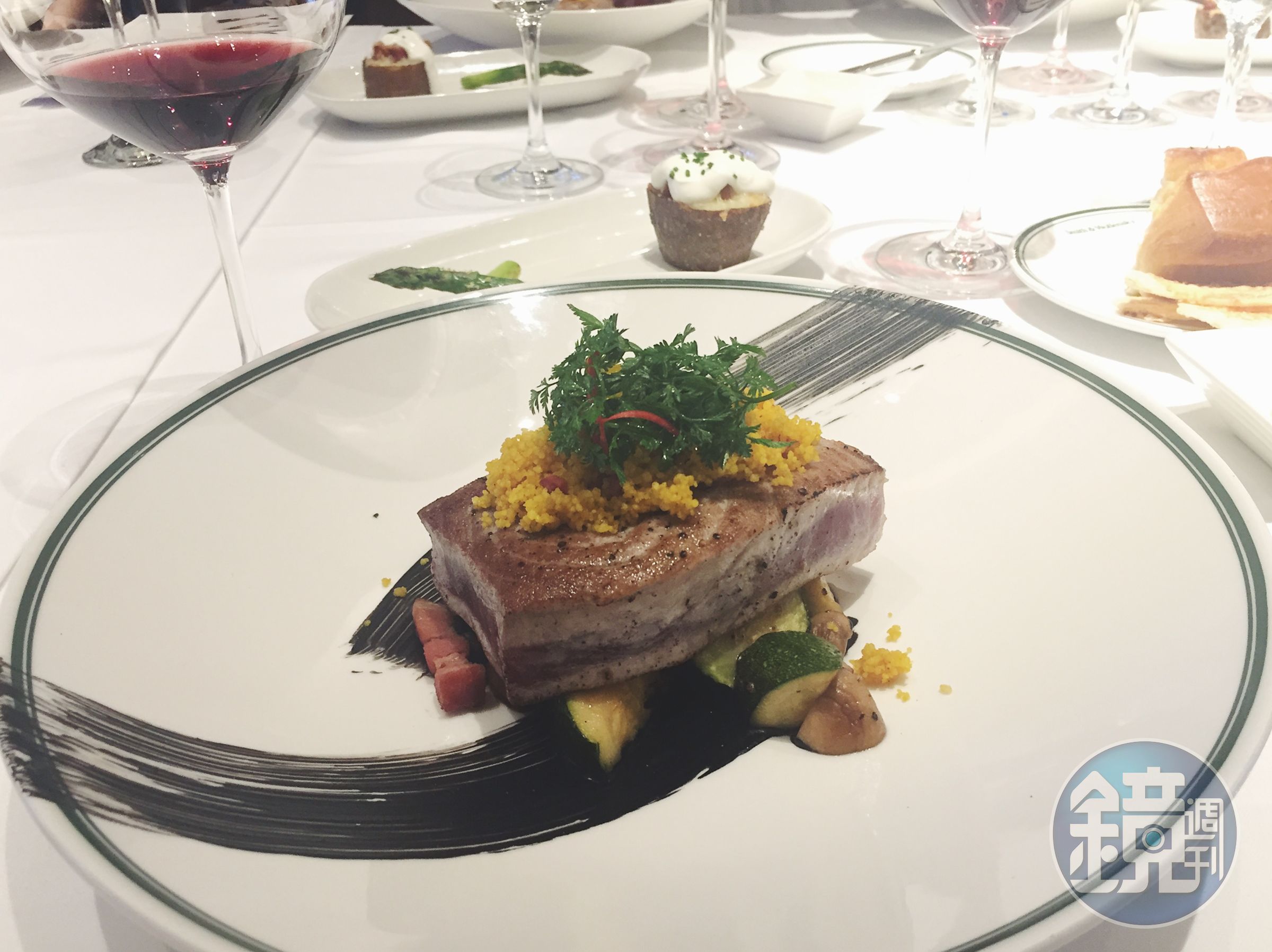 「Smith & Wollensky Taipei」推「Wine Spectator百大名酒餐酒套餐」，特製的「炙煎鮪魚排　庫斯庫斯」，柔潤鮮美。