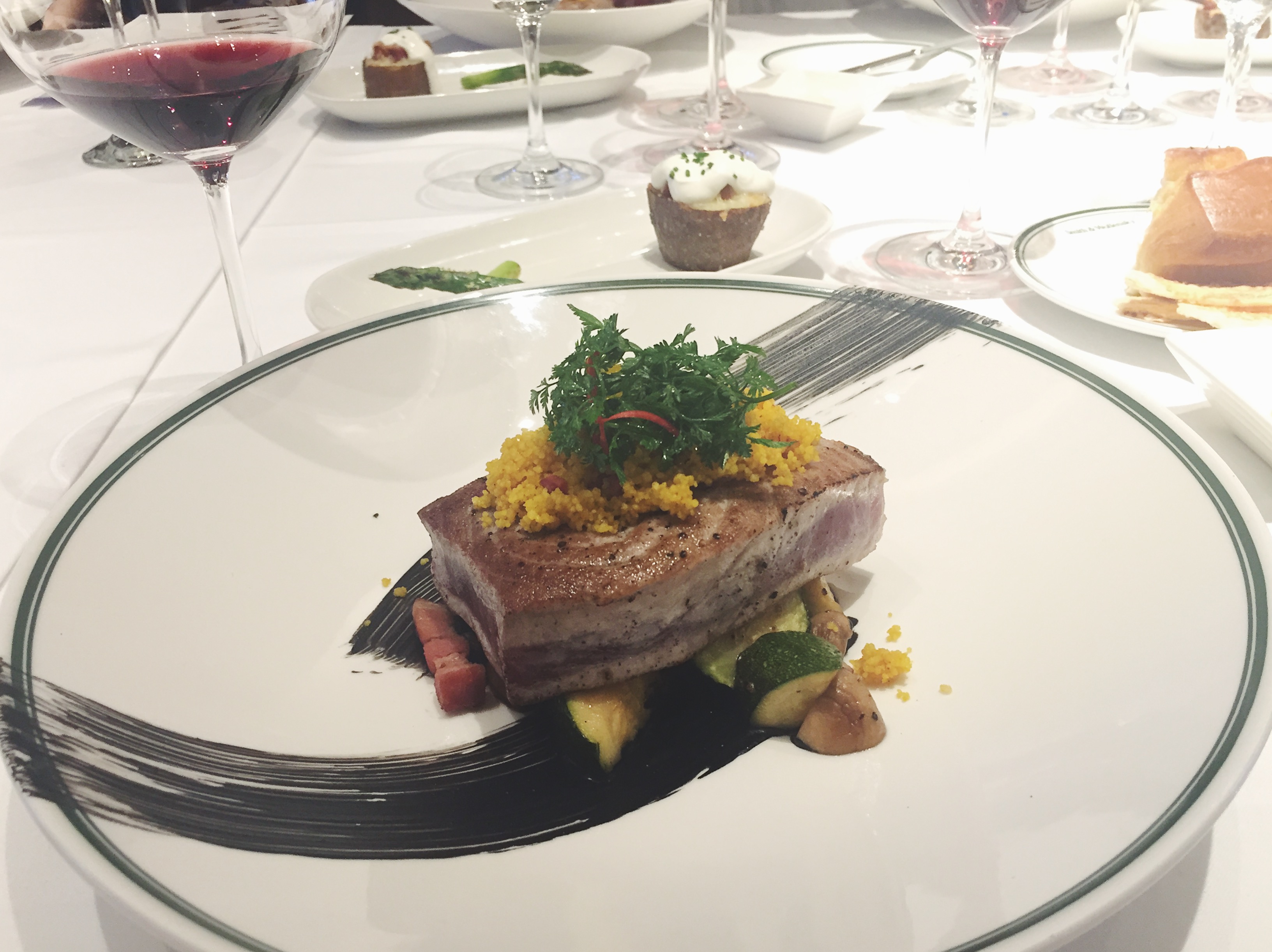 「Smith & Wollensky Taipei」推「Wine Spectator百大名酒餐酒套餐」，特製的「炙煎鮪魚排　庫斯庫斯」，柔潤鮮美。