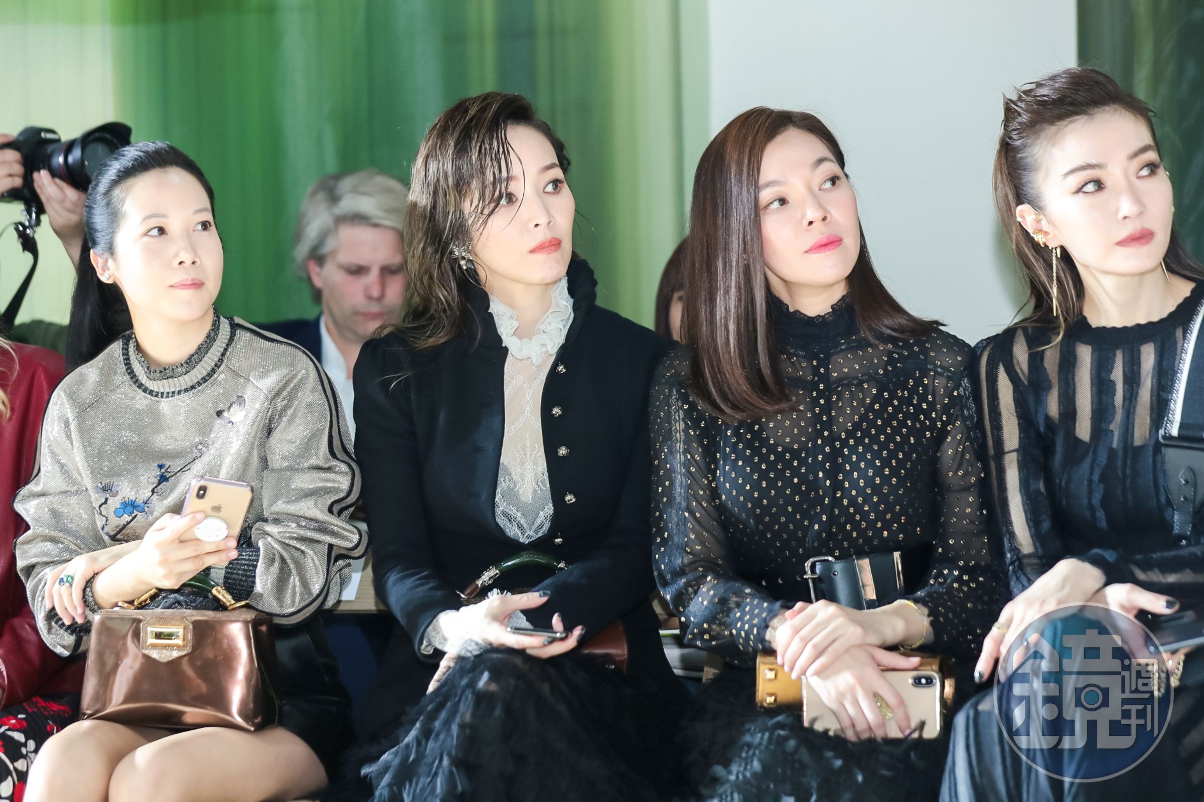 謝金燕、曾馨瑩、侯佩岑與夏姿二媳婦許瑛瑛同框看秀。（SHIATZY CHEN提供）