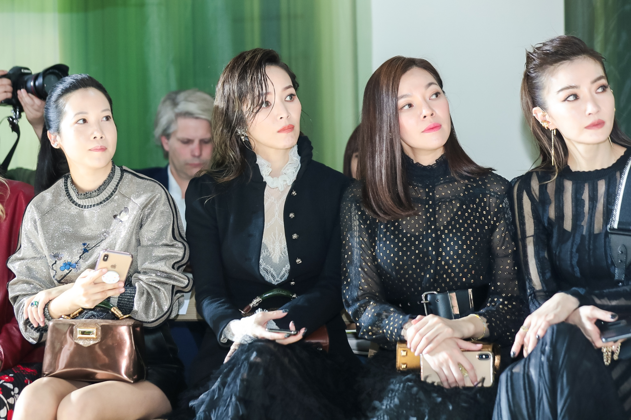 謝金燕、曾馨瑩、侯佩岑與夏姿二媳婦許瑛瑛同框看秀。（SHIATZY CHEN提供）