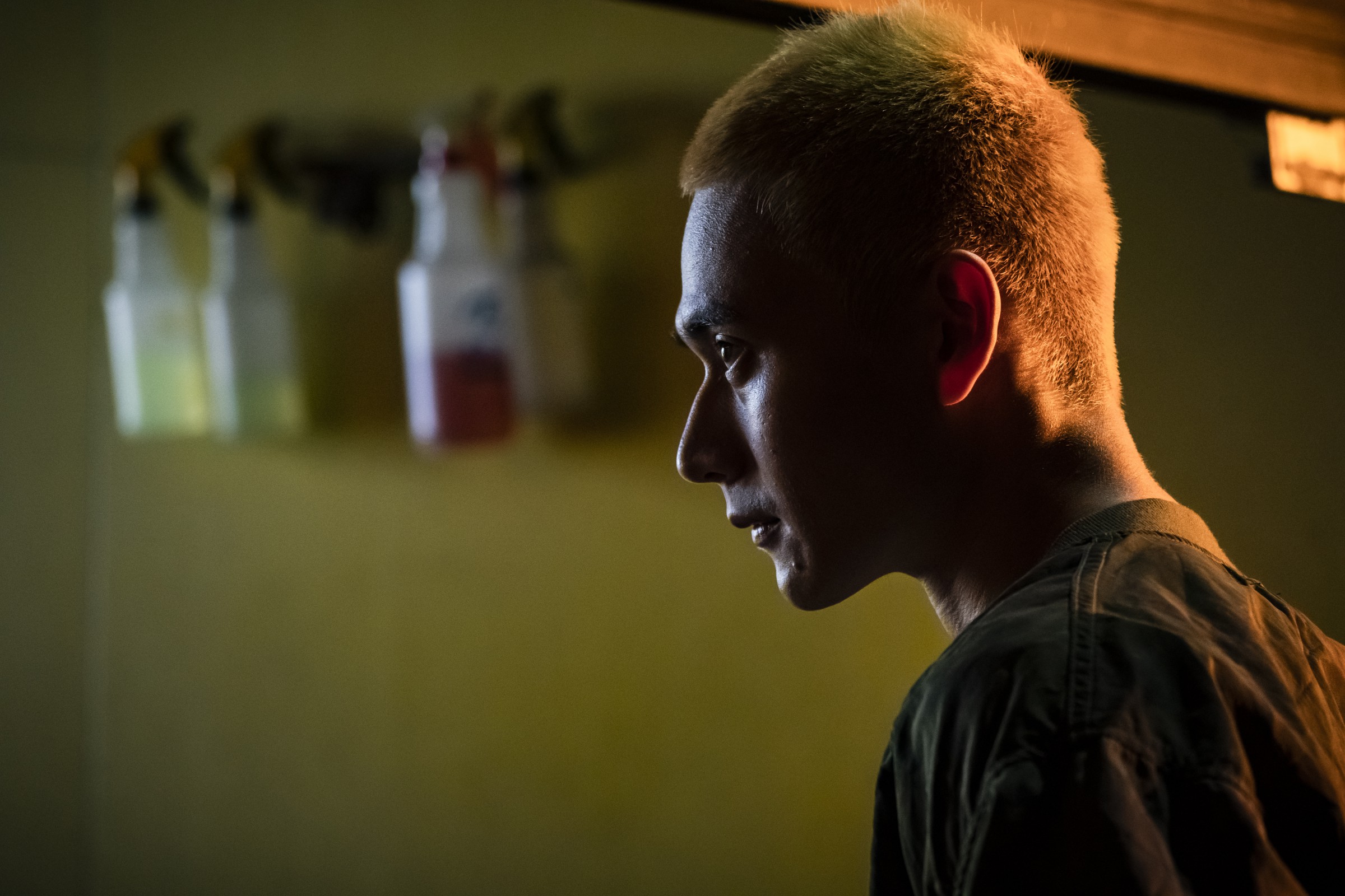 劉冠廷一改過去的喜劇形象，染了頭髮在《陽光普照》扮演戲份不多，卻不斷推動劇情的反派。（甲上娛樂提供）