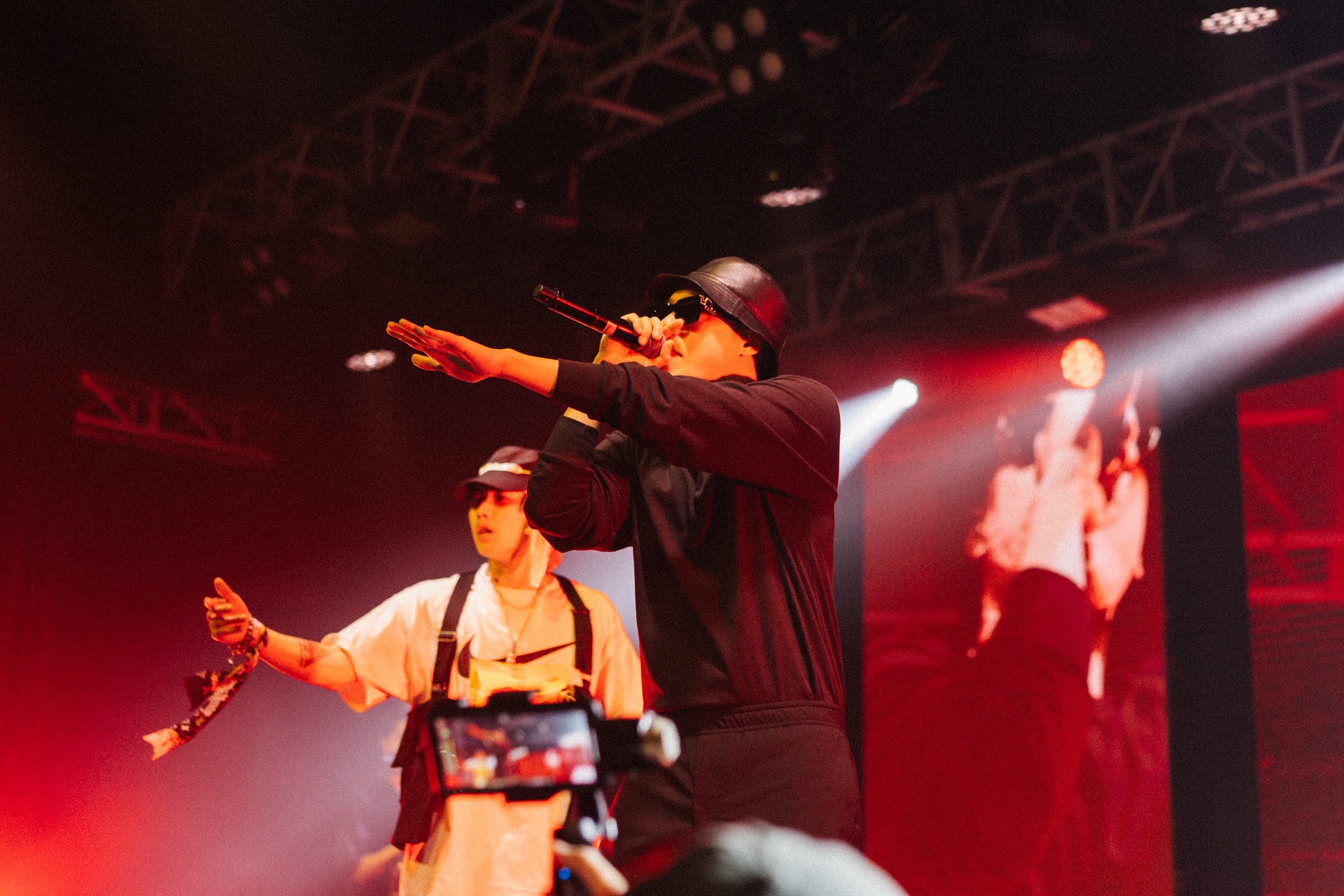 周湯豪助陣Jay Park台北演唱會，兩人首合體飆唱〈i GO〉，展現10年深厚交情。（索尼音樂提供）