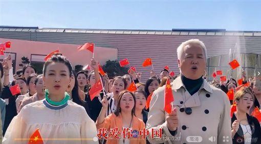 張庭(左)及林瑞陽遠赴法國拍攝影片慶祝中國大陸國慶日,手舉五星旗高喊「我愛你中國」。(翻攝自張庭微博)