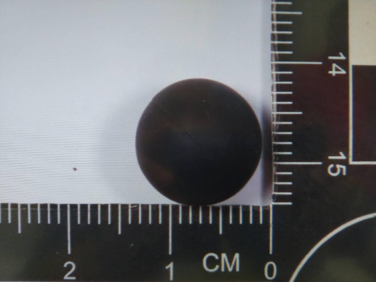 槍擊現場遺留1顆直徑約1公分的塑膠子彈。(翻攝畫面)