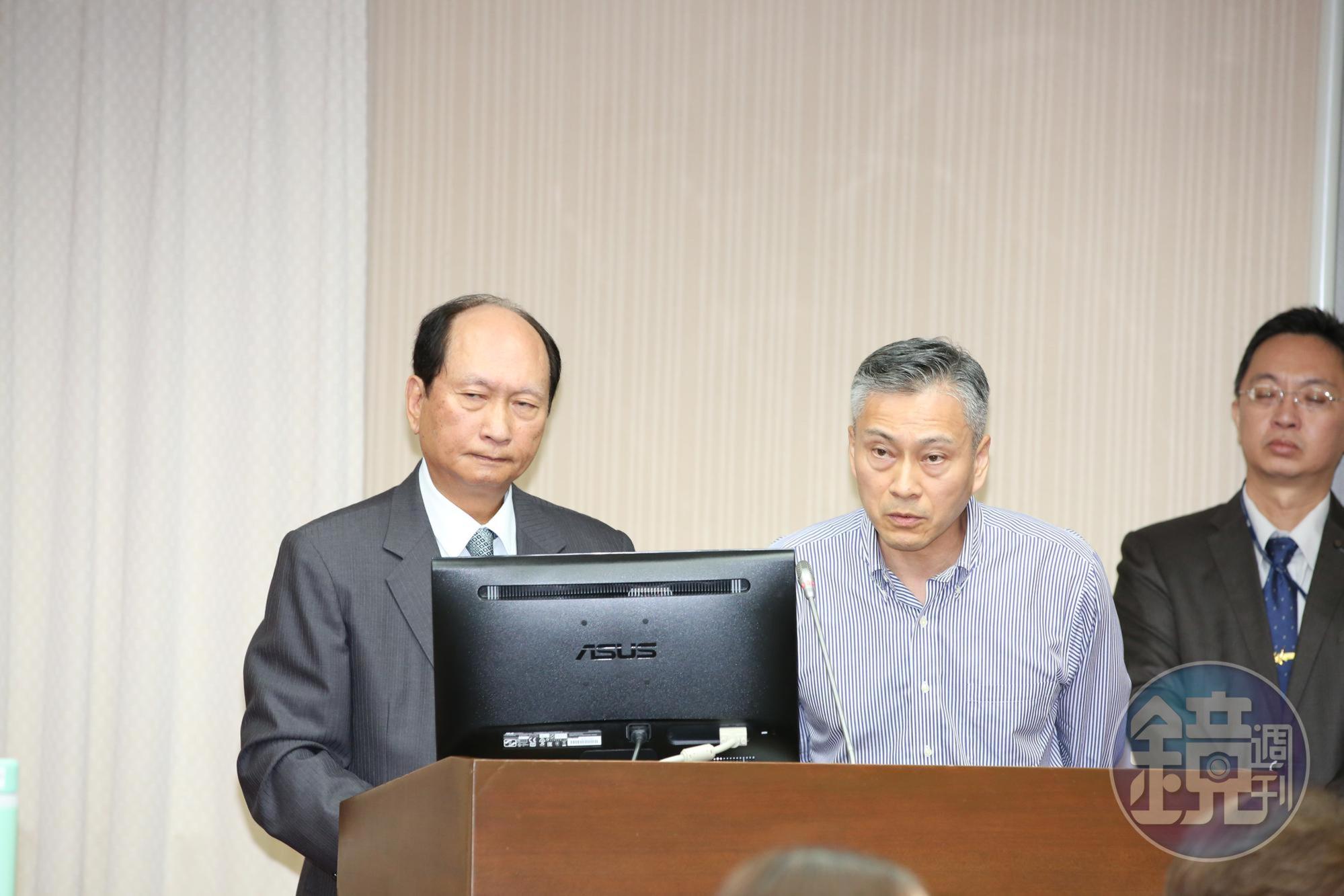工程會主委吳澤成(左)、港務公司總經理陳劭良(右)在立法院交通委員會備詢。
