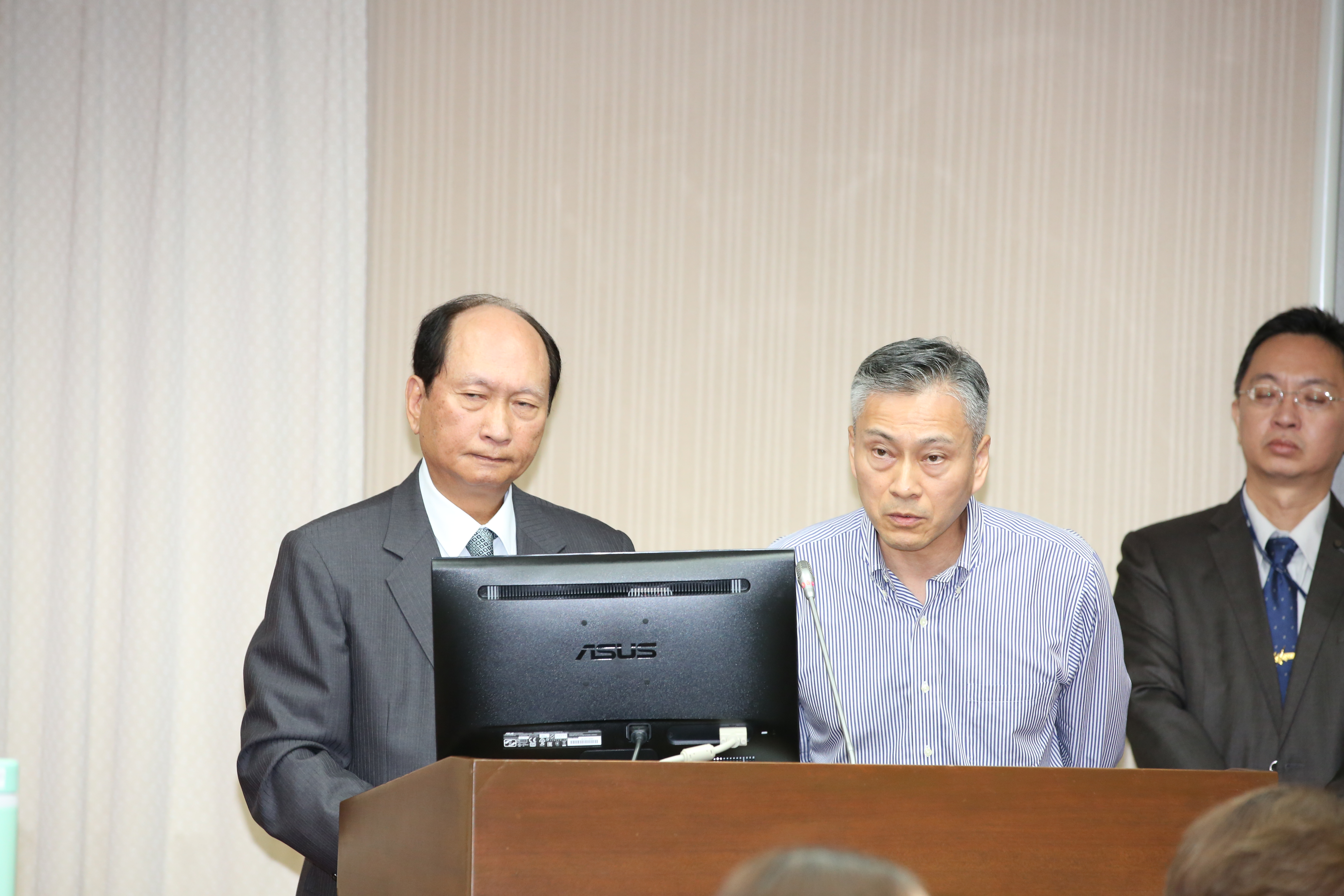 工程會主委吳澤成（左）、港務公司總經理陳劭良（右）在立法院交通委員會備詢。