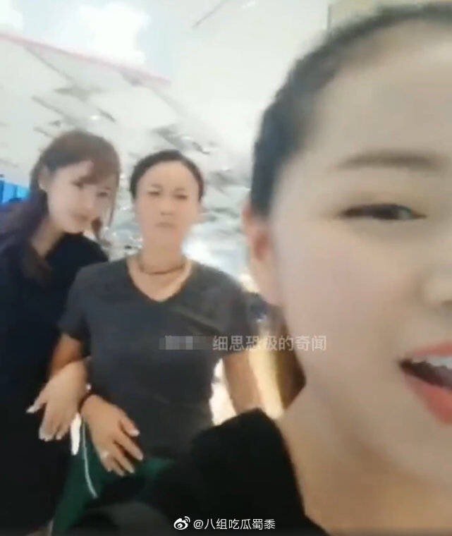 那英發現走在前面的粉絲拍到她，馬上現出不悅表情，然後發怒踹對方。（翻攝自bilibili）